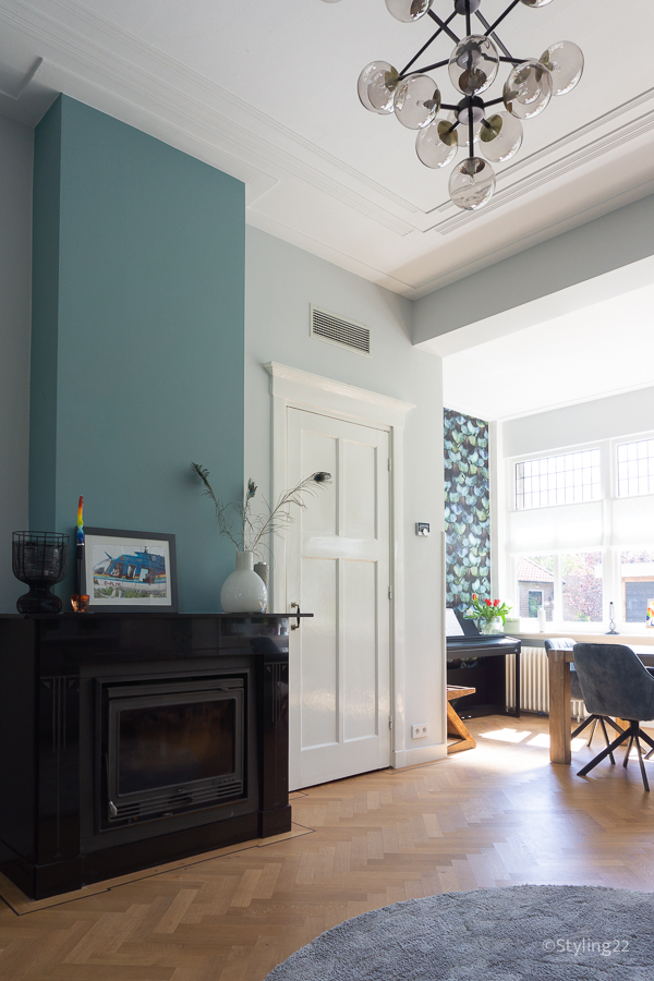 Styling22-interieuradvies-woonkamer-kamer-en-suite-haard-blauwe-muur-jaren20-Apeldoorn-348